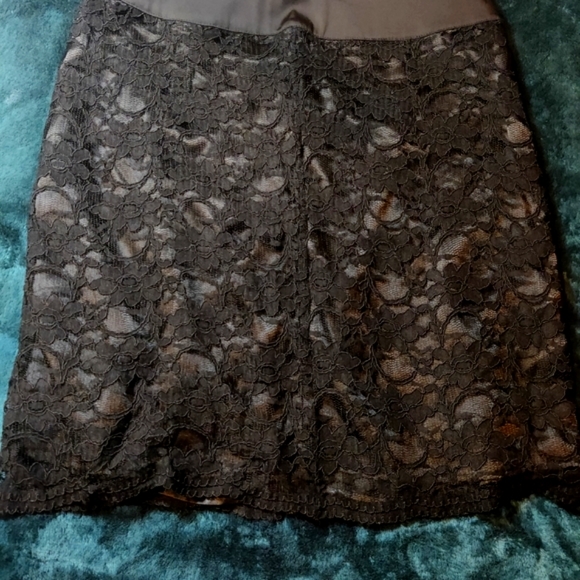 NWOT, black lace skirt by Chinese Laundry, unique back zipper, pristine! - Picture 2 of 7